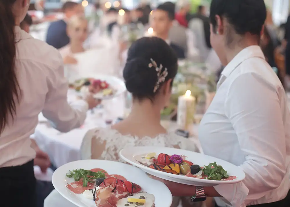 bei einer Hochzeit wird das Essen serviert