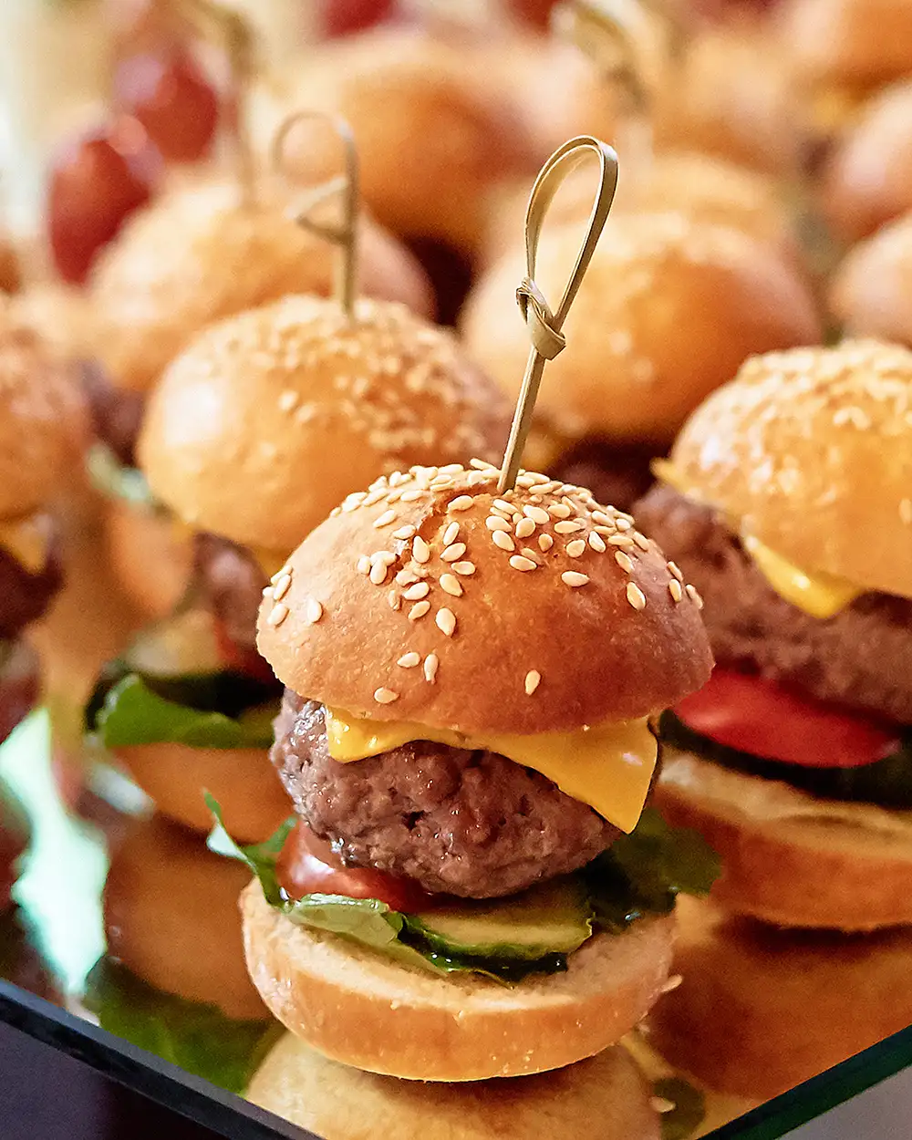 Buffet-Tisch mit Mini-Hamburgern