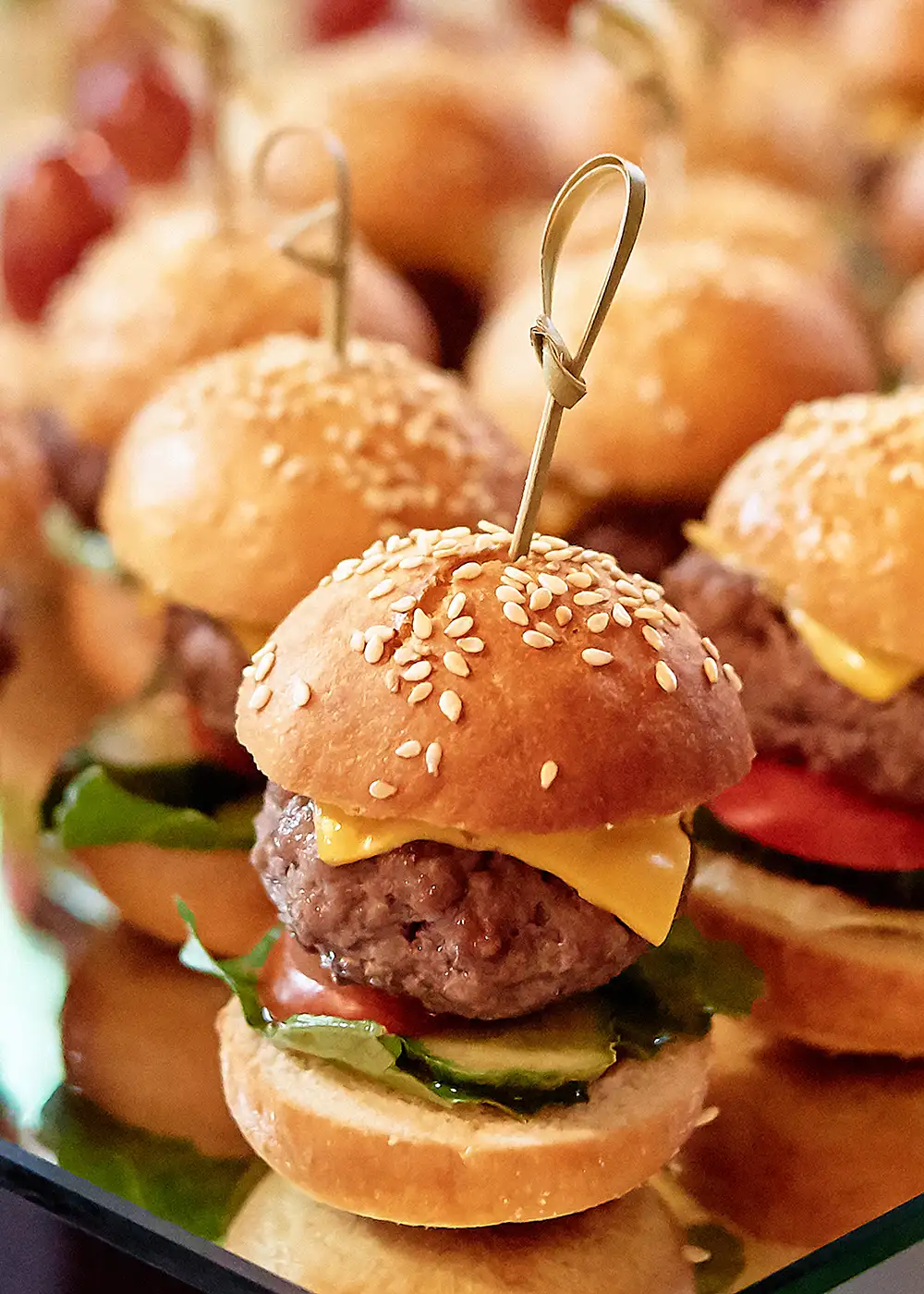 Buffet-Tisch mit Mini-Hamburgern bei einer luxuriösen Hochzeitsfeier