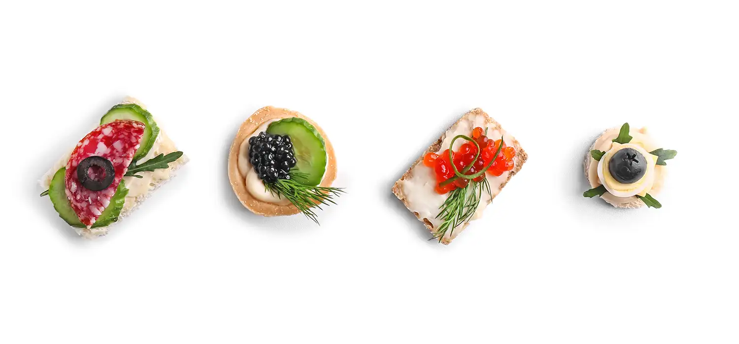 Sortiment von leckeren Canapes auf weißem Hintergrund