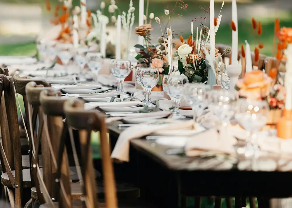 Boho Hochzeitstisch für die Gäste bei Bouquet nach der Trauung und Foto für die Ehe Blog über Interieur
